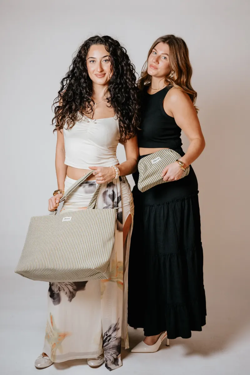 Twee vrouwen met een tas en een clutch van Ook-leuk